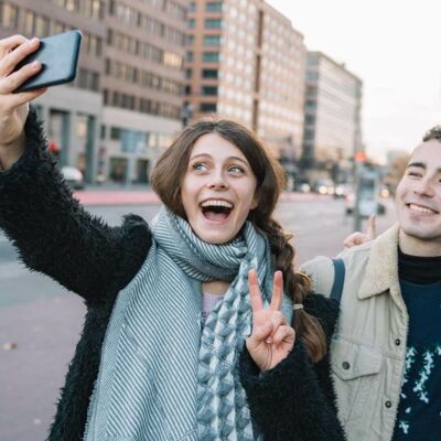 Zwei Mädchen und ein Junge machen ein Selfie